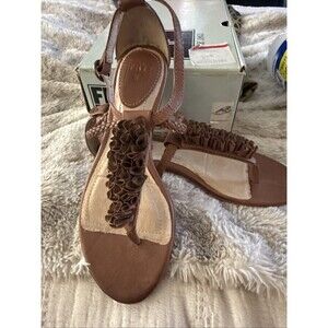 Frye Sandals 7m Tan Tan Laurel Flower  T Strap Thong Lightly Worn! Amazing Shoe!